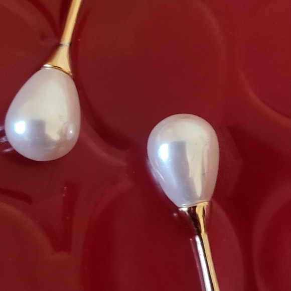 Euc Minimalist faux pearl earrings - Picture 2 of 6